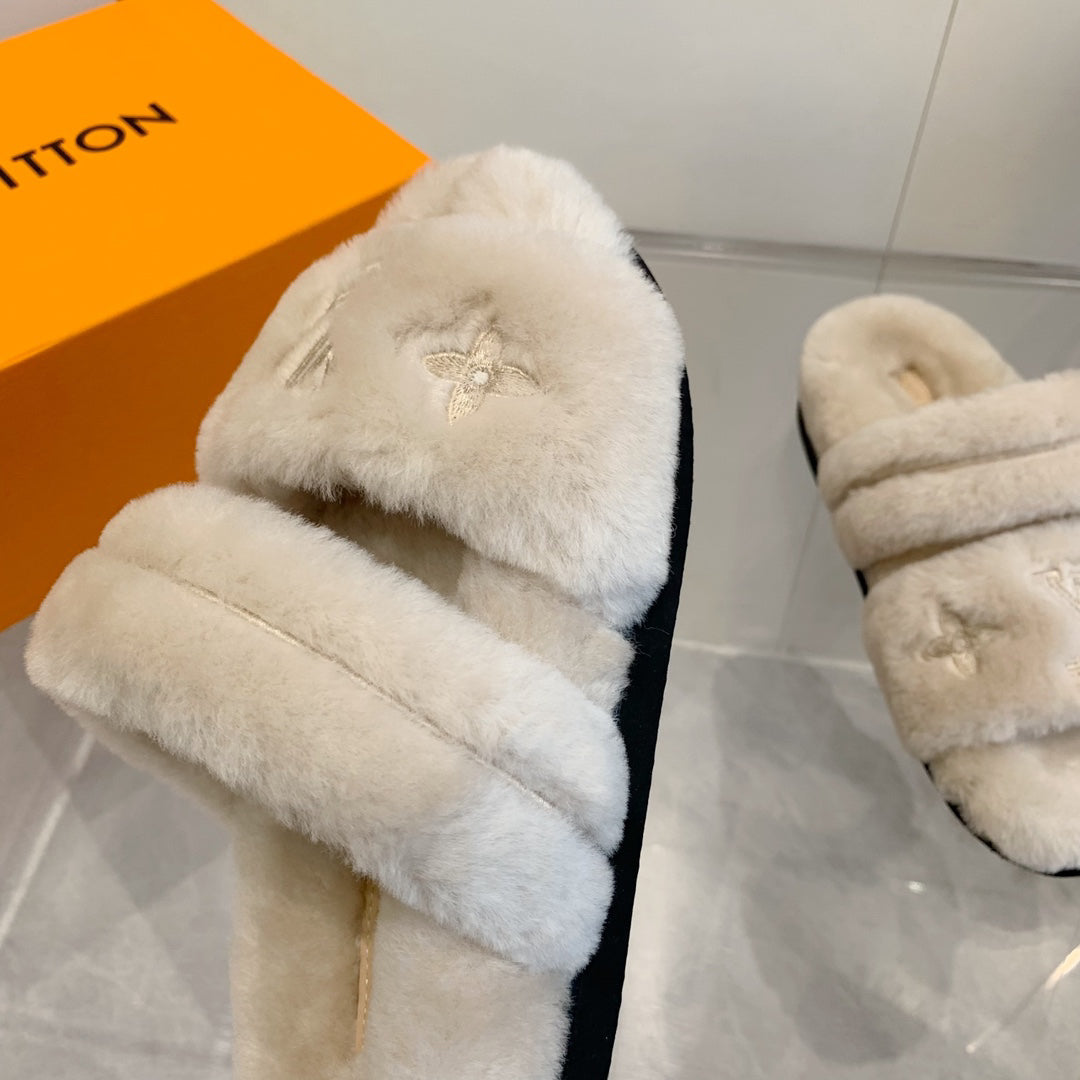 L plush slippers